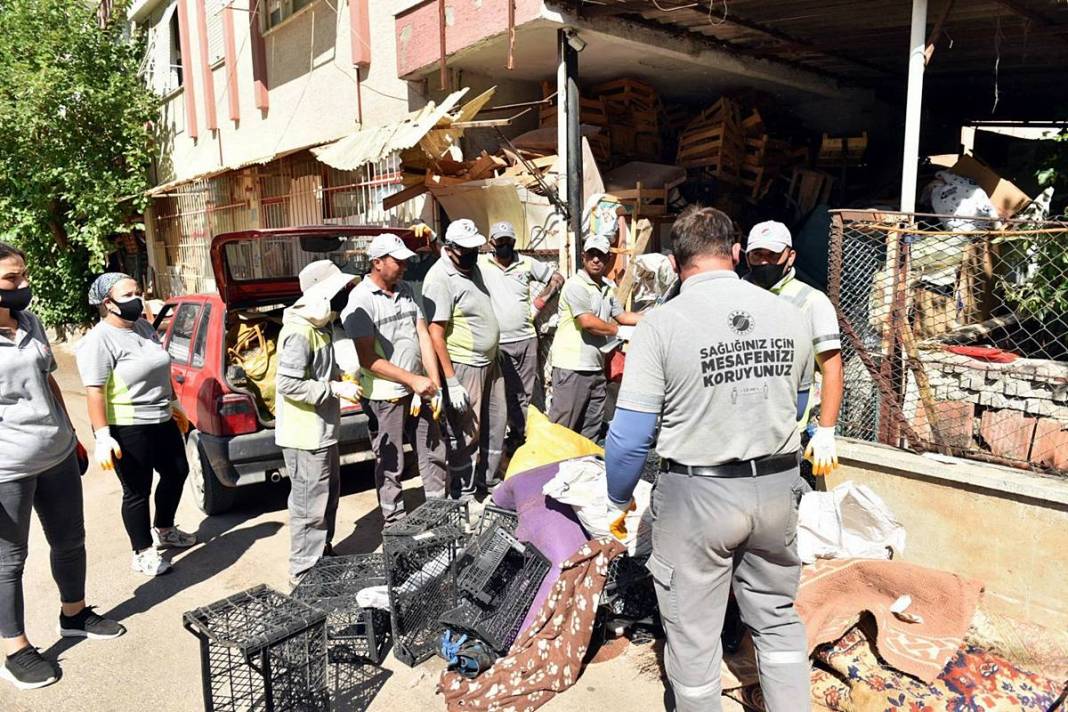 Kamyonlar yetmedi: Çöp partisi sona erdi! Apartmandan çıkanlar hayrete düşürdü 4